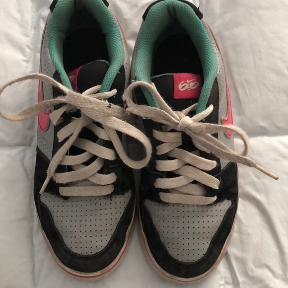 Nike Shoes Youth Size 4Y - Picture 2 of 4